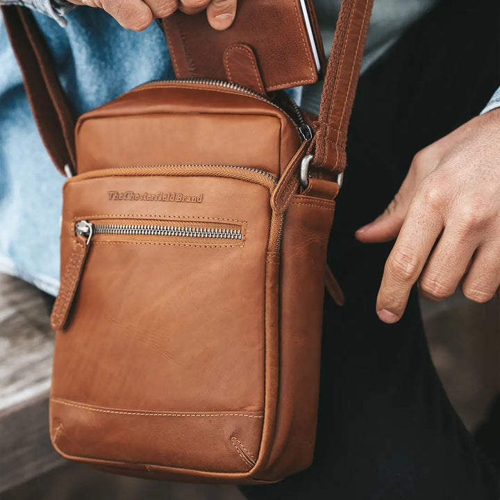 The Chesterfield Brand Birmingham Axelremsväska - Cognac